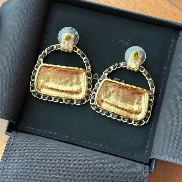 CHANEL 23A Pendant Earrings gold and black - Picture 3 of 5
